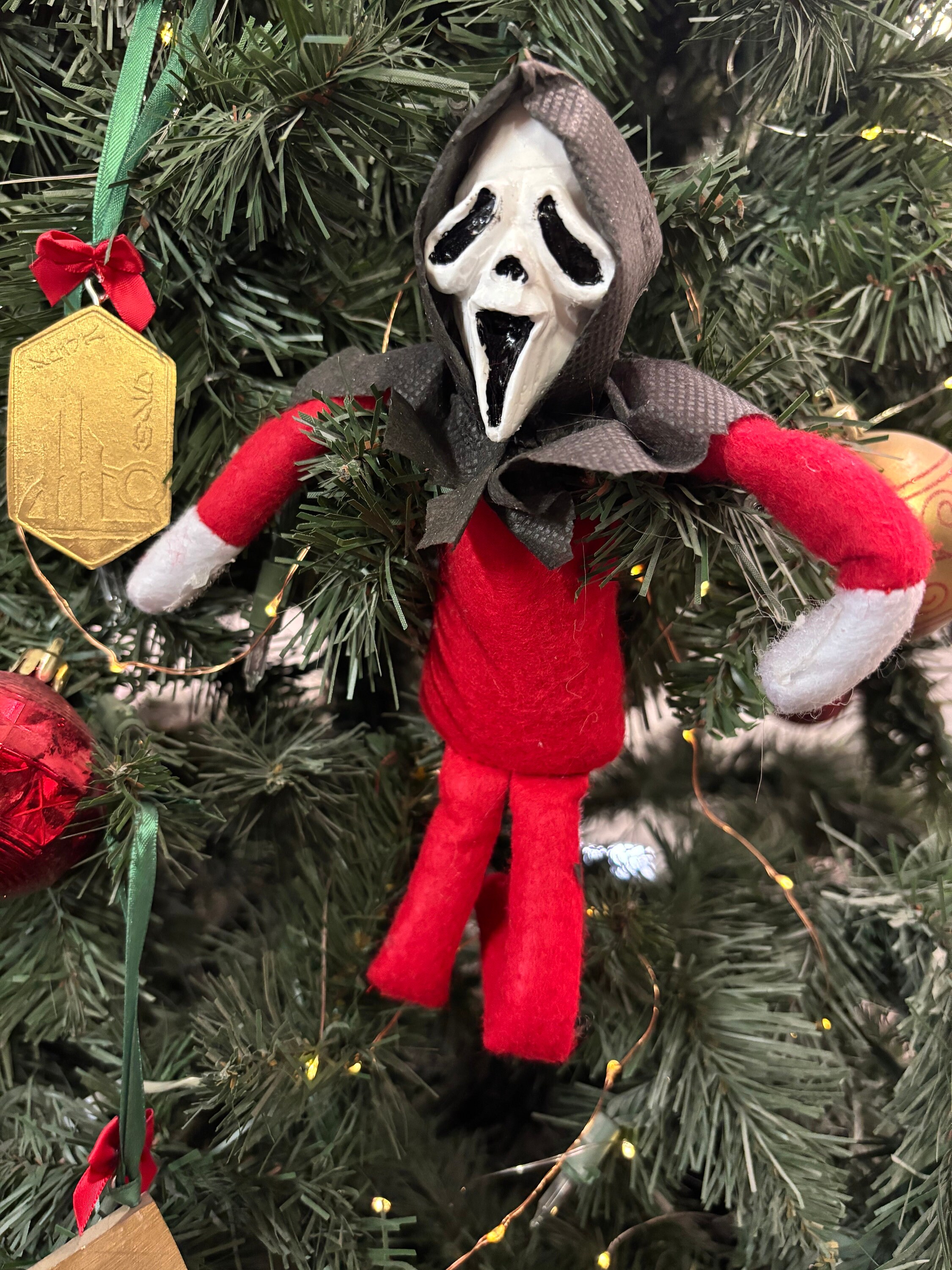 クリスマス　オーナメント　scream Amazon.com: Scream Ghostface 4-Inch Shatterproof Decoupage