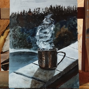 Peut inclure: Peinture à l'huile d'une tasse en métal marron d'où s'échappe de la vapeur, sur fond de forêt sombre et de plan d'eau. La tasse est posée sur une surface claire et texturée, avec une palette de couleurs sourdes.