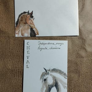 carte peinte à la main avec son enveloppe signe zodiaque chinois - cheval
