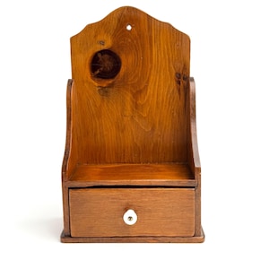 Mensola da parete vintage in legno con pomello in porcellana per cassetto, mensola espositiva in stile primitivo.