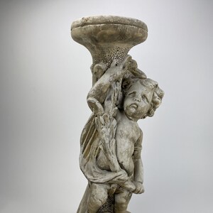 26&quot; Junge mit Säule