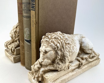 Antonio Canova Leones del Vaticano - Reproducción de un par de sujetalibros con leones dormidos