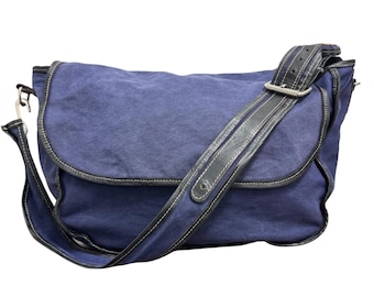 Vintage blauwe messenger schoudertas van zwaar canvas met leren afwerking en klep