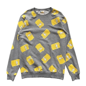 Könnte beinhalten: Ein graues Sweatshirt mit Rundhalsausschnitt und einem sich wiederholenden Muster aus gelben Bart Simpson-Gesichtern. Das Sweatshirt hat lange Ärmel und einen gerippten Ausschnitt und Bündchen. Die Bart Simpson-Gesichter sind in verschiedenen Posen und Ausdrücken.