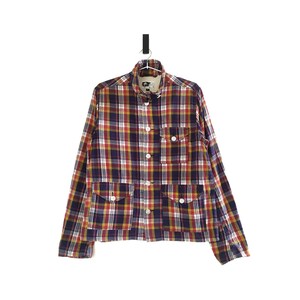 Puede incluir: Una camisa de manga larga a cuadros con cierre de botones y dos bolsillos grandes. La camisa es de cuadros rojos, amarillos, azules y blancos.