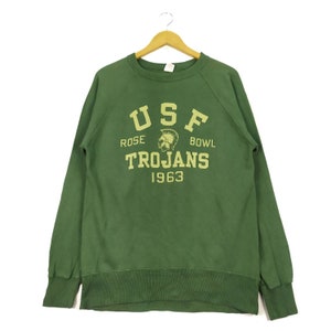 Può includere: Felpa verde con una grafica gialla di un casco e il testo "USF Rose Bowl Trojans 1963"