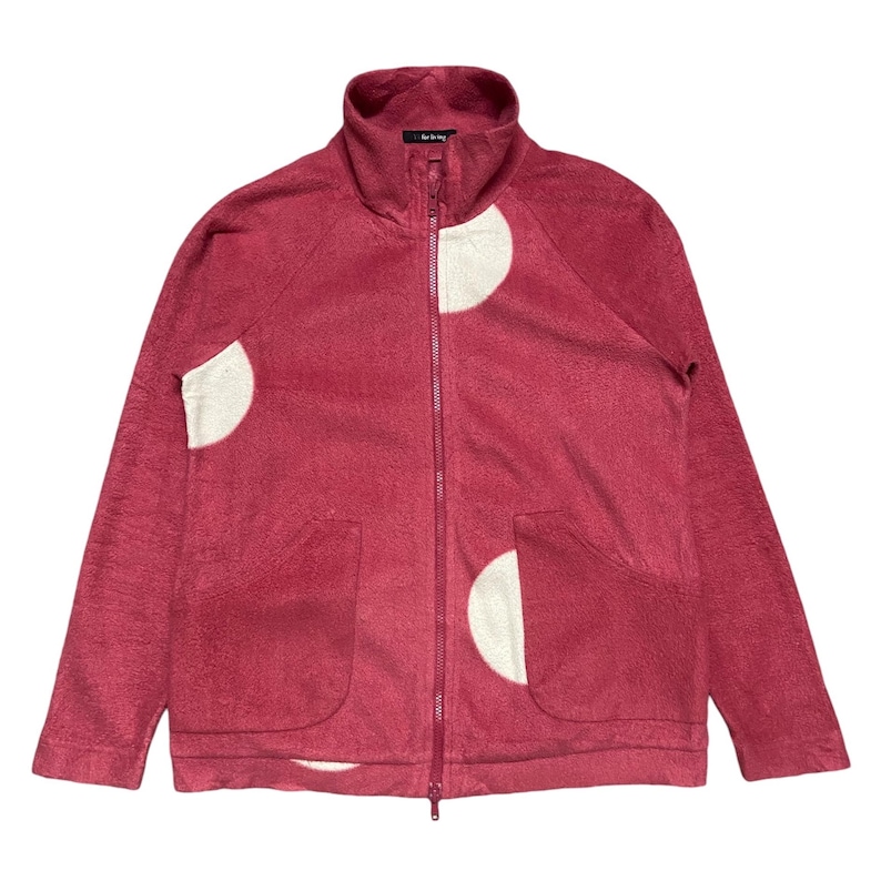 K&ouml;nnte beinhalten: Eine rosafarbene Fleecejacke mit Rei&szlig;verschluss und wei&szlig;en Punkten. Die Jacke hat zwei Taschen auf der Vorderseite und einen Rei&szlig;verschluss.