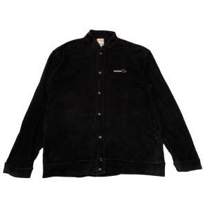 Puede incluir: Chaqueta de pana negra con cierre de botones y un pequeño logotipo de montaña bordado en el pecho. La chaqueta tiene mangas largas y un diseño sin cuello. La tela parece suave y texturizada.