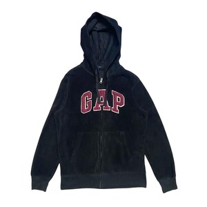 Könnte beinhalten: Schwarzer Fleece-Kapuzenpullover mit einem roten gestickten GAP-Logo.