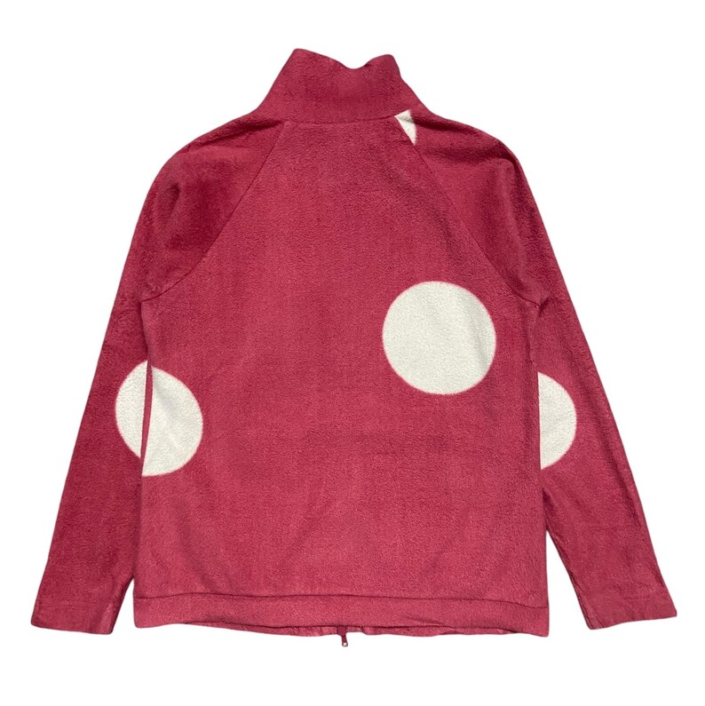 K&ouml;nnte beinhalten: Ein rosa Rei&szlig;verschluss-Pullover mit wei&szlig;en Punkten. Der Pullover hat einen hohen Kragen und lange &Auml;rmel.