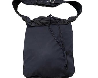 Vintage Y'SACCS von Yohji Yamamoto Nylon Kordelzug Messenger / Crossbody Tasche, verstellbarer Riemen, schwarze minimalistische japanische Designer Hobo Tasche