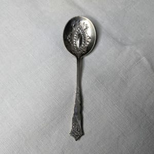 1895年 英国アンティーク 純銀製 花装飾 ディッシュ 111g James Dixon ＆ Sons 1895年 英国アンティーク 純銀製 花装飾 ディッシュ 111g James