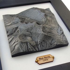 Ben Nevis gerahmte topografische Reliefkarte in silbernem Finish, Bergguss 3D, Reliefkarte, Wandergeschenk, personalisierte Option Schottland