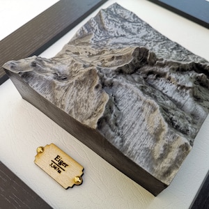 Eiger Topographisch gerahmte Karte in gealtertem Silber-Finish, Berg werfen 3D-Karte, der Schweiz, Schweizer Alpen, Reliefkarte Geschenk, personalisiert