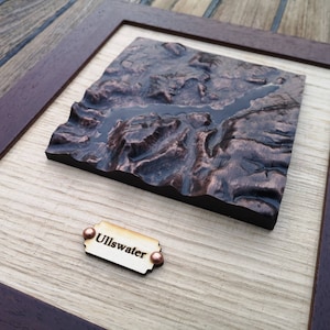 Carte topographique en relief encadrée d'Ullswater en cuivre - carte 3D des lacs de la région des lacs - cadre en bois massif chêne vieilli - cadeau de Wainwright