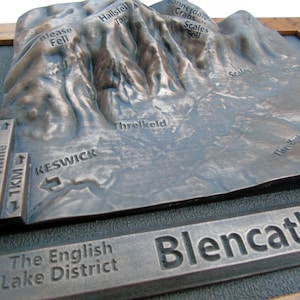 Blencathra gerahmte Kupfer-Bronze- oder Silber-Finish 3D-topografische Reliefkarte Wainwright Cumbria Fell Walker Erinnerungsstück, personalisiertes Geschenk