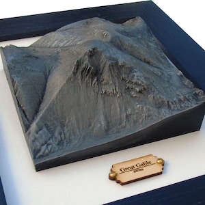 Gran mapa topográfico enmarcado a dos aguas en un acabado de plata envejecida, mapa 3D de fundición de montaña, regalo de mapa topográfico, personalizado, Wainwright