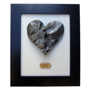 Helvellyn Silver 3D Love Heart Map Framed - Carte du Lake District - Alfrew Wainwright - Carte topographique - Montagne 3D - Carte en relief - Les Lacs