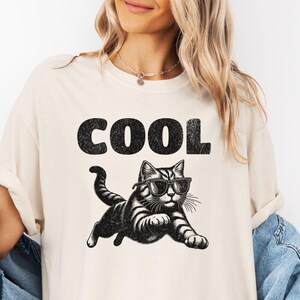 Vintage Cool Cat Graphic Unisex T-shirt, Funny Drawing Shirt, Retro Tee for Cat Lovers, Cat Mom Dad Gifts, Cat Lady Clothing, Unique Animal