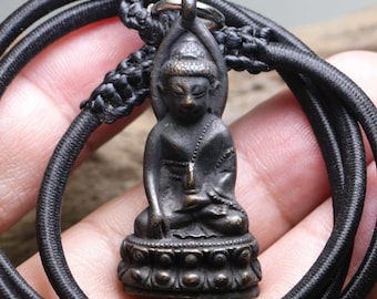 プラ ルアン チェンマイ仏陀のお守り: タイの寺院のペンダント、愛と富 