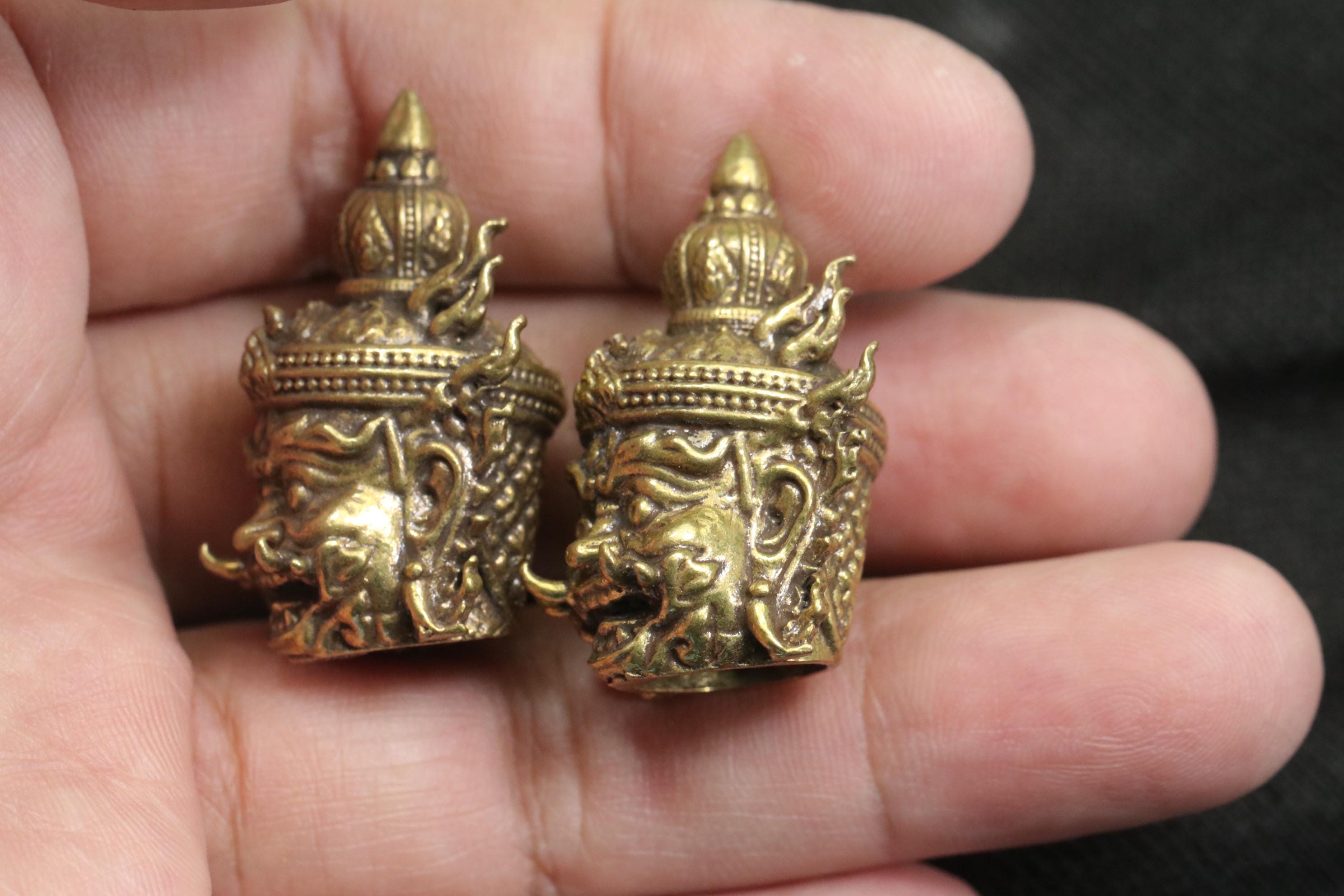 タオ・ウェスワンヘッドタイのお守り2個：真鍮ルアン・ポー・パット 