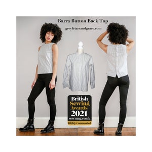 Puede incluir: Un top blanco sin mangas con una espalda abotonada. El top está hecho de una tela ligera y tiene un ajuste holgado. La modelo lleva leggings negros y botas negras. El top está etiquetado como "Barra Button Back Top" y "greyfriarsandgrace.com". La imagen también incluye un logotipo de los British Sewing Awards 2021 con el texto "Highly Commended".