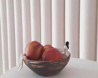 Piccola ciotola di frutta in ceramica blu con figurina di donna, regalo in ceramica fatta a mano per lei