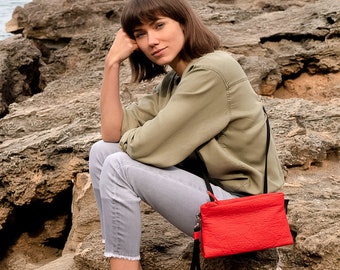 Vegan PINATEX multi bag PARIS in red. Suitable as hip bag, cross body and clutch.