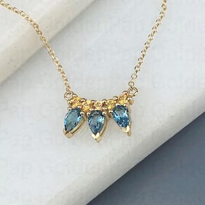 Pendentif en or massif 18 carats avec saphirs jaunes et topaze bleue
