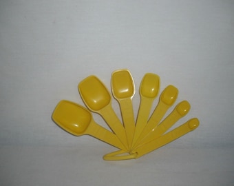 Tupperware Measuring Spoons Yellow Set of 7 Vintage