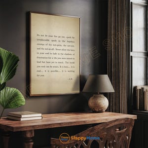Op de afbeelding: Een ingelijste print met een vintage papieruitstraling, met inspirerende tekst in zwarte letters. De print wordt weergegeven op een houten bureau met een lamp en boeken. De tekst luidt: "Laat je vuur niet doven..."