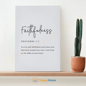 Puede incluir: Una impresión en lienzo blanco con la palabra "Fidelidad" en letras cursivas negras. Debajo de la palabra está el texto "Proverbios 3:3" y una cita de la Biblia: "Que el amor y la fidelidad nunca te abandonen; átalos a tu cuello, escríbelos en la tabla de tu corazón."