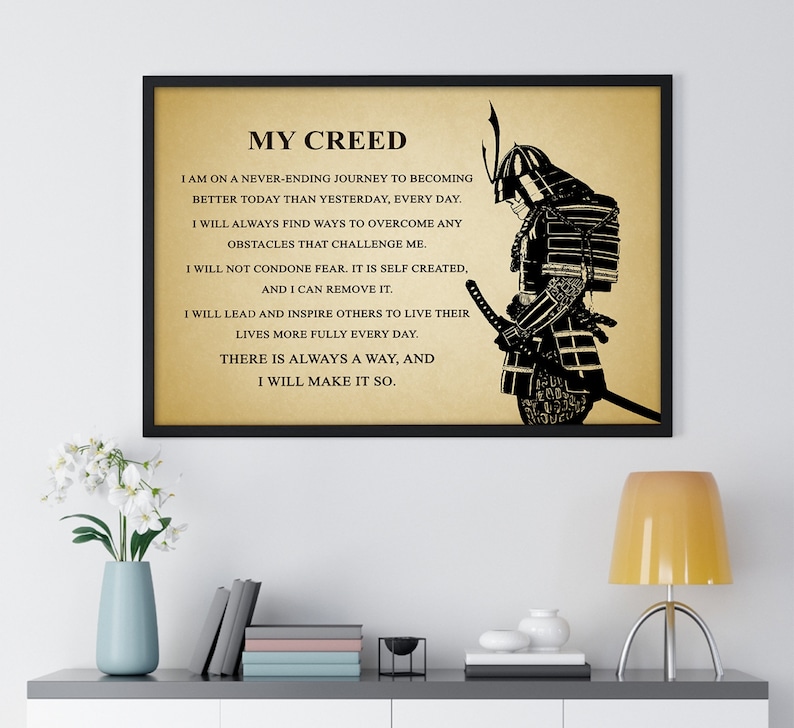 Op de afbeelding: Een zwart-wit afbeelding van een samoerai-krijger met een citaat over persoonlijke groei en leiderschap. Het citaat luidt: "Mijn Credo. Ik ben op een nooit eindigende reis om elke dag beter te worden dan gisteren. Ik zal altijd manieren vinden om alle uitdagingen te overwinnen. Ik zal geen angst tolereren. Het is zelf gecre&euml;erd, en ik kan het verwijderen. Ik zal anderen leiden en inspireren om hun leven elke dag voller te leven. Er is altijd een weg, en ik zal die vinden."