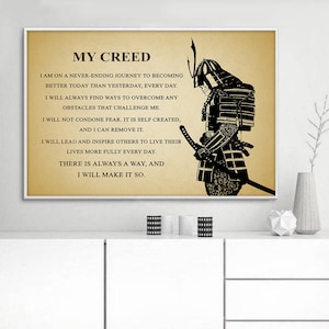 Op de afbeelding: Een zwart-witte illustratie van een samoerai-krijger met een citaat over persoonlijke groei en het overwinnen van uitdagingen. Het citaat luidt: "Mijn Credo: Ik ben op een nooit eindigende reis om elke dag beter te worden dan gisteren. Ik zal altijd manieren vinden om alle uitdagingen te overwinnen. Ik zal geen angst tolereren. Het is zelf gecre&euml;erd, en ik kan het verwijderen. Ik zal anderen leiden en inspireren om hun leven elke dag voller te leven. Er is altijd een weg, en ik zal die vinden."