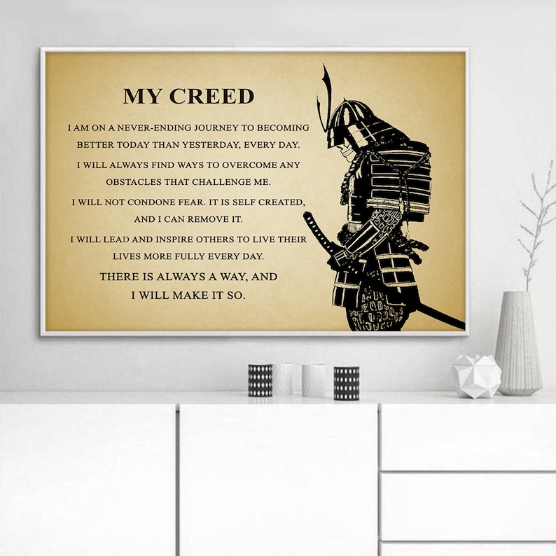 Op de afbeelding: Een zwart-witte illustratie van een samoerai-krijger met een citaat over persoonlijke groei en het overwinnen van uitdagingen. Het citaat luidt: "Mijn Credo: Ik ben op een nooit eindigende reis om elke dag beter te worden dan gisteren. Ik zal altijd manieren vinden om alle uitdagingen te overwinnen. Ik zal geen angst tolereren. Het is zelf gecre&euml;erd, en ik kan het verwijderen. Ik zal anderen leiden en inspireren om hun leven elke dag voller te leven. Er is altijd een weg, en ik zal die vinden."