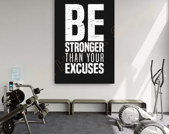 Puede incluir: Póster motivacional en blanco y negro con el texto "BE STRONGER THAN YOUR EXCUSES" en un gimnasio con equipo de ejercicio.