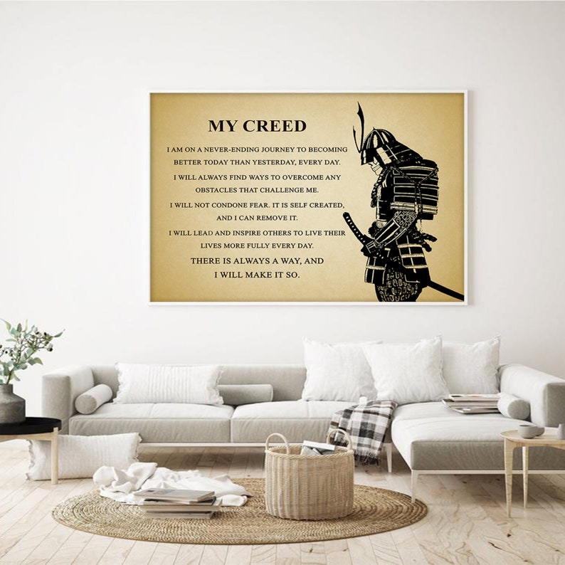 Op de afbeelding: Een zwart-witte illustratie van een samoerai-krijger met een citaat over persoonlijke groei en leiderschap. Het citaat luidt "MY CREED I AM ON A NEVER-ENDING JOURNEY TO BECOMING BETTER TODAY THAN YESTERDAY, EVERY DAY. I WILL ALWAYS FIND WAYS TO OVERCOME ANY OBSTACLES THAT CHALLENGE ME. I WILL NOT CONDONE FEAR. IT IS SELF CREATED, AND I CAN REMOVE IT. I WILL LEAD AND INSPIRE OTHERS TO LIVE THEIR LIVES MORE FULLY EVERY DAY. THERE IS ALWAYS A WAY, AND I WILL MAKE IT SO."