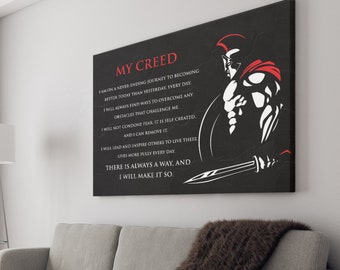 Peut inclure: Une impression sur toile noire et blanche avec une citation motivante sur le dépassement des défis et une silhouette de guerrier spartiate avec une cape rouge et une épée. La citation dit : "My Creed I am on a never-ending journey to becoming better today than yesterday, every day. I will always find ways to overcome any obstacles that challenge me. I will not condone fear, it is self-created, and I can remove it. I will lead and inspire others to live their lives more fully every day. There is always a way, and I will make it so."