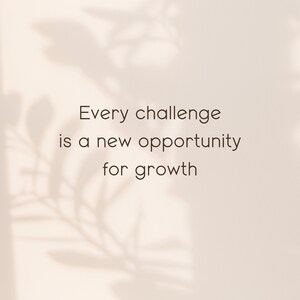 K&ouml;nnte beinhalten: Ein wei&szlig;er Hintergrund mit dem Schatten eines Pflanzenzweigs. Der Text "Every challenge is a new opportunity for growth" ist in brauner Schrift geschrieben.