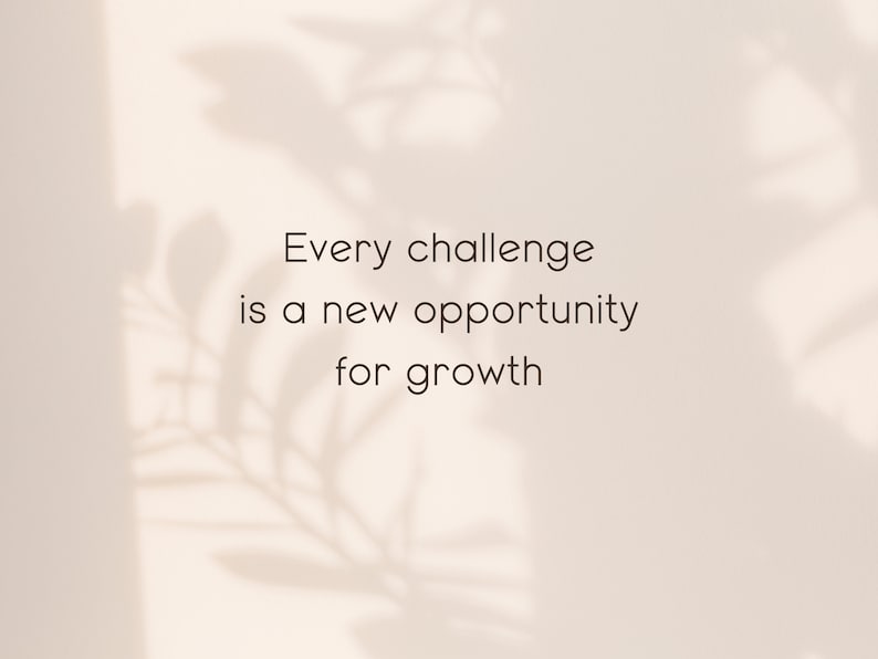 K&ouml;nnte beinhalten: Ein wei&szlig;er Hintergrund mit dem Schatten eines Pflanzenzweigs. Der Text "Every challenge is a new opportunity for growth" ist in brauner Schrift geschrieben.