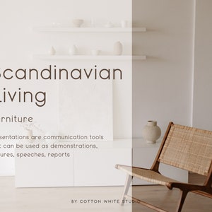 K&ouml;nnte beinhalten: Ein heller Holzstuhl mit einem geflochtenen Sitz und R&uuml;cken aus Rohrgeflecht. Der Stuhl steht in einem wei&szlig;en Raum mit einem wei&szlig;en Regal und einer Vase auf einem Tisch. Der Text "Scandinavian Living" und "Furniture" ist im Bild sichtbar.