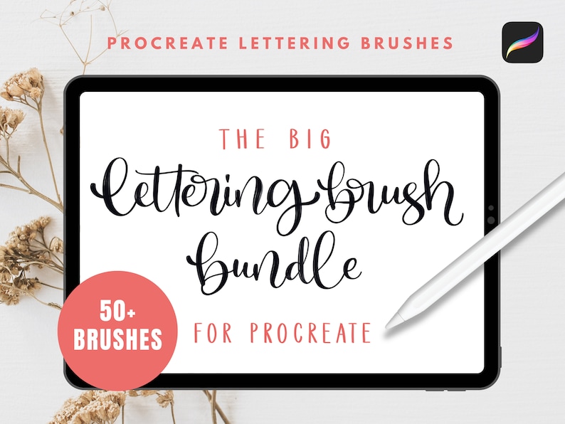 以下が含まれることがあります： 白いタブレットの画面に、「THE BIG Lettering Brush Bundle 50+ BRUSHES FOR PROCREATE」というテキストが白い背景に表示されています。スタイラスが画面に置かれており、背景には花柄のデザインがあります。