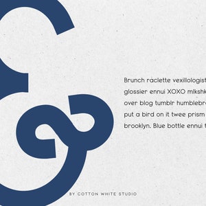 K&ouml;nnte beinhalten: Ein blaues Ampersand-Symbol, ein grafisches Designelement, mit dem Text "BY COTTON WHITE STUDIO" darunter.