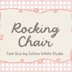 Może przedstawiać: Grafika cyfrowa ze słowami "Rocking Chair" w odręcznej czcionce. Tekst jest szary na kremowym tle, obramowany różową obwódką z akcentami w kształcie serca, na różowym wzorze kratki.