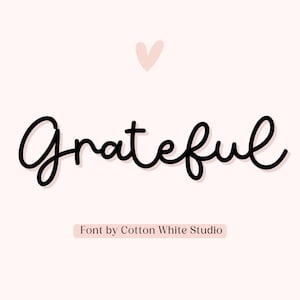 Puede incluir: Una imagen en blanco y negro de la palabra "agradecido" escrita en una fuente cursiva con un efecto de sombra. La palabra está centrada en un fondo blanco con un pequeño corazón rosa en la esquina superior derecha. El texto "Font by Cotton White Studio" está escrito en una fuente más pequeña debajo de la palabra "agradecido".