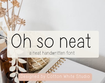Puede incluir: Un fondo blanco con un jarrón marrón y flores secas. El texto "Oh so neat" está escrito en una fuente manuscrita con las palabras "a neat handwritten font" debajo. El texto "Designed by Cotton White Studio" está escrito en un rectángulo rosa en la parte inferior de la imagen.