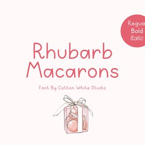 Könnte beinhalten: Eine rosa und weiße Geschenkbox gefüllt mit rosa Macarons. Die Box ist mit einem weißen Band gebunden. Der Text "Rhubarb Macarons" ist in rosa Schrift geschrieben. Der Text "Font By Cotton White Studio" ist in kleinerer Schrift unter dem Macaron-Text geschrieben. Der Text "Regual Bold Italic" ist in weiß auf einem rosa Kreis geschrieben.