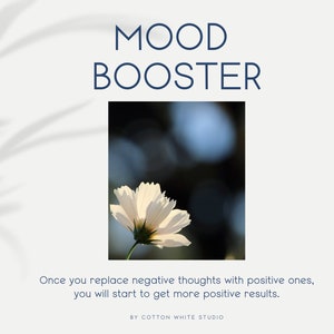K&ouml;nnte beinhalten: Eine wei&szlig;e Blume vor einem verschwommenen Hintergrund. &Uuml;ber der Blume steht der Text "MOOD BOOSTER". Der Text unter der Blume lautet "Wenn du negative Gedanken durch positive ersetzt, wirst du anfangen, positivere Ergebnisse zu erzielen. BY COTTON WHITE STUDIO."