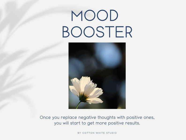 K&ouml;nnte beinhalten: Eine wei&szlig;e Blume vor einem verschwommenen Hintergrund. &Uuml;ber der Blume steht der Text "MOOD BOOSTER". Der Text unter der Blume lautet "Wenn du negative Gedanken durch positive ersetzt, wirst du anfangen, positivere Ergebnisse zu erzielen. BY COTTON WHITE STUDIO."