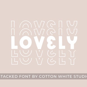 Könnte beinhalten: Weißer Text, der "LOVELY" in einem gestapelten Schriftdesign liest. Der Text wird mehrmals in kleinerer Größe über und unter dem Haupttext wiederholt. Der Text befindet sich auf einem hellbeigen Hintergrund. Der Text unten lautet "STACKED FONT BY COTTON WHITE STUDIO".